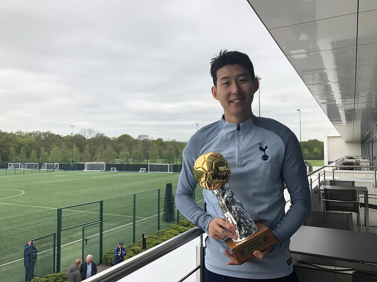 1200px-Titan_Sports_Conferred_the_trophy_to_Son_Heung-min_on_April_24th,_2018